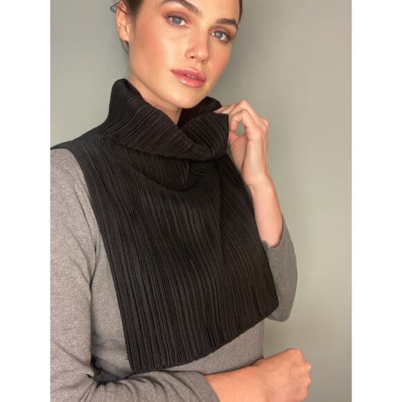 COS Turtleneck Dickey Miyake-Style Plisse Pleated Wool Blend Black Texture - Picture 1 of 7